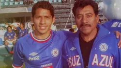 Javier Aquino aseguró que su papá le heredó la afición por Cruz Azul. (Instagram)