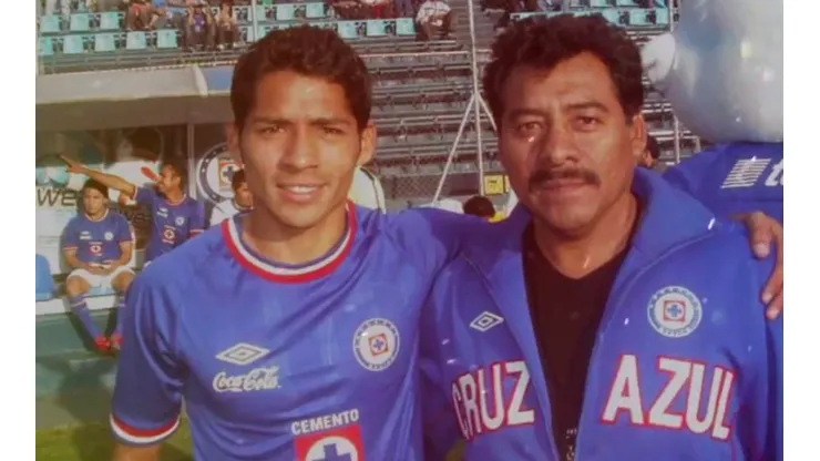 Javier Aquino aseguró que su papá le heredó la afición por Cruz Azul. (Instagram)