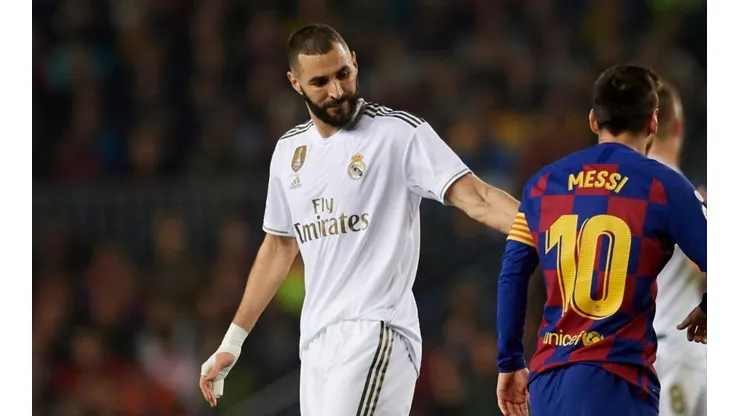 Benzemá junto a Messi en el último derby, (Getty)
