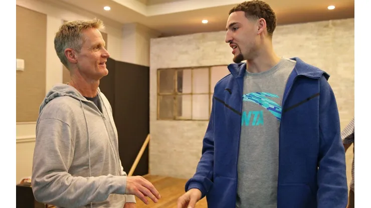 Steve Kerr junto a Klay Thompston (Getty)