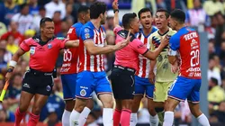 Paul Aguilar increpa al Pollo Briseño, quien ve la roja (Getty Images)