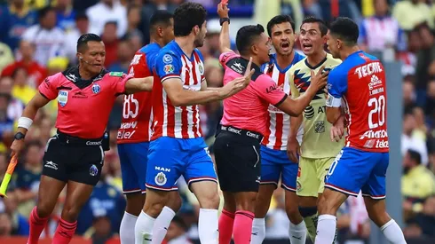 Paul Aguilar increpa al Pollo Briseño, quien ve la roja (Getty Images)