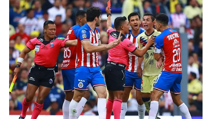 Paul Aguilar increpa al Pollo Briseño, quien ve la roja (Getty Images)