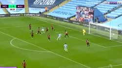 Gabriel Jesus metió un caño, enganchó para adentro y definió contra un palo