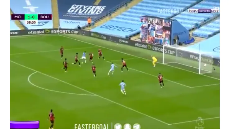 Gabriel Jesus metió un caño, enganchó para adentro y definió contra un palo