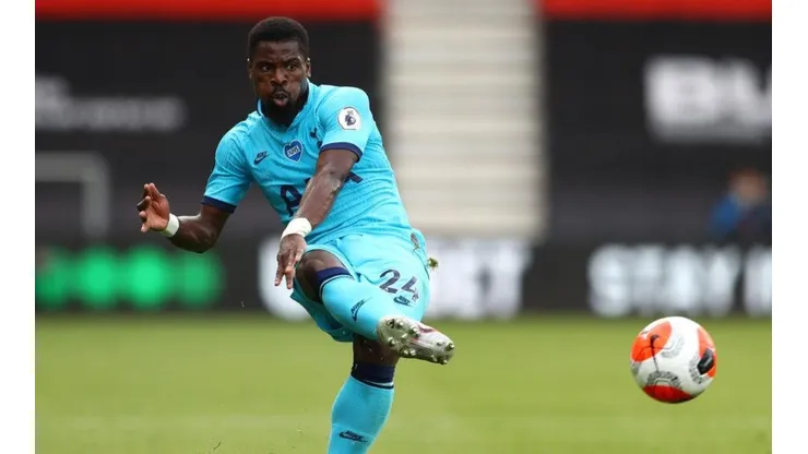 Serge Aurier durante un partido de Tottenham.