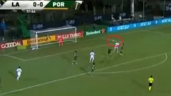 ¡No quiere entrar! Chicharito le dio al travesaño