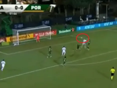 ¡No quiere entrar! Chicharito le dio al travesaño