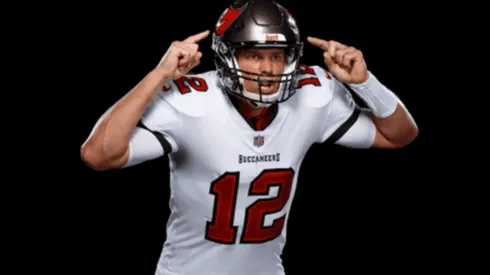 Tom Brady con el uniforme de los Bucs (https://www.buccaneers.com)