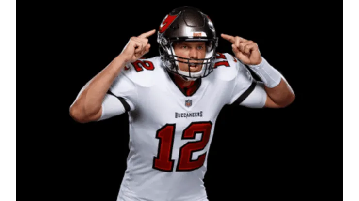 Tom Brady con el uniforme de los Bucs (https://www.buccaneers.com)