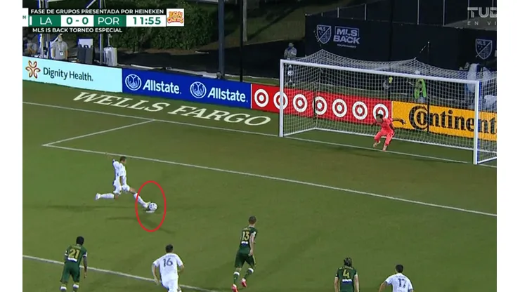 Displicente: Chicharito erró un penal con Los Galaxy