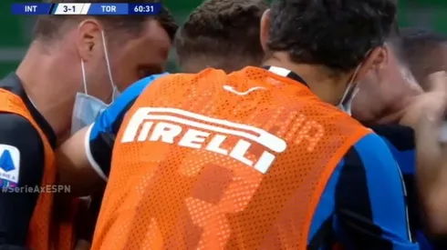 Lautaro Martínez rodeado por sus compañeros.