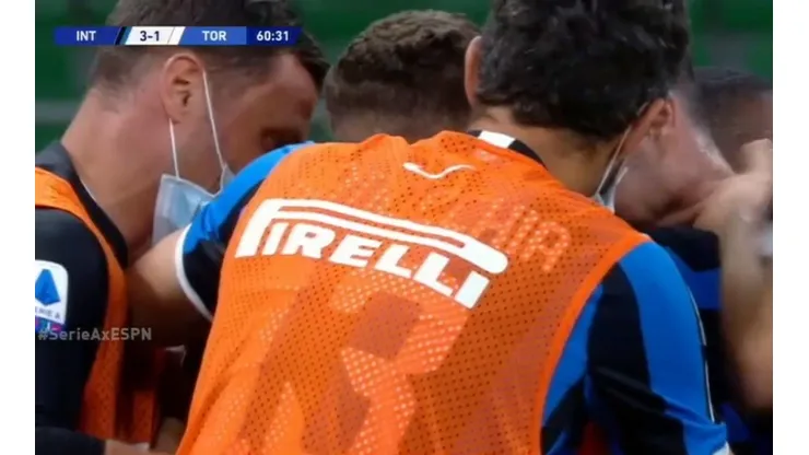 Lautaro Martínez rodeado por sus compañeros.