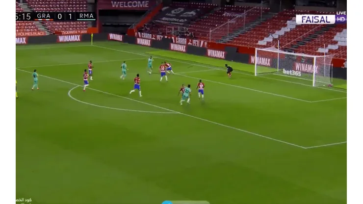 Siempre Benzema: enganchó, le pegó y clavó el 2-0 del Madrid ante Granada