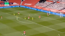 Que animal: Martial se metió entre cuatro rivales y sacó un bombazo