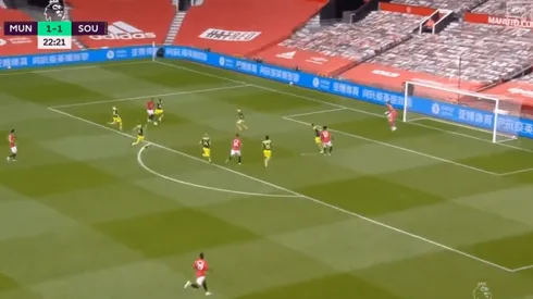 Que animal: Martial se metió entre cuatro rivales y sacó un bombazo