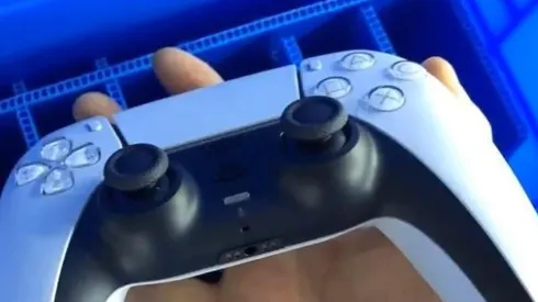 Filtran la primera imagen del mando DualSense de PS5 en tamaño real