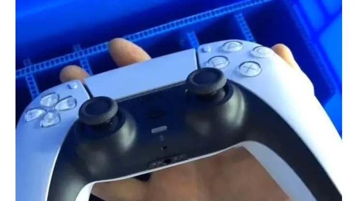 Filtran la primera imagen del mando DualSense de PS5 en tamaño real
