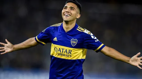 Emanuel Reynoso festejando un gol en Boca.