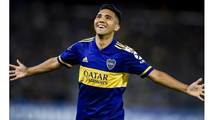 Emanuel Reynoso festejando un gol en Boca.