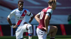 Wilfried Zaha antes del partido ante Aston Villa.