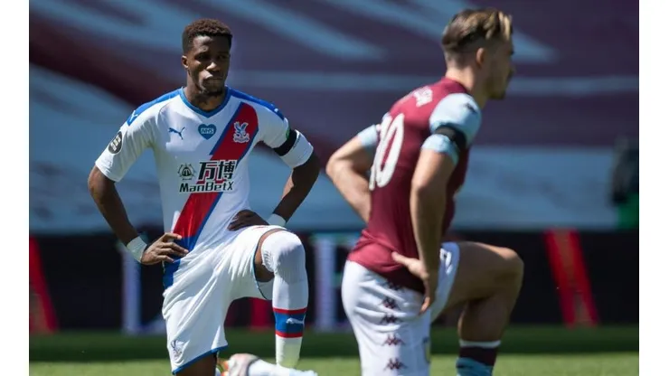 Wilfried Zaha antes del partido ante Aston Villa.