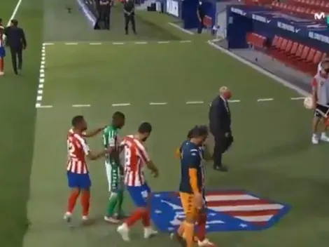 Video: jugadores de Atlético de Madrid y Betis evitando pisar el escudo Colchonero