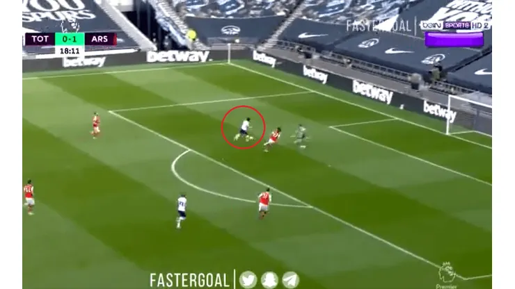 Arsenal le regaló la pelota y Son se la picó al arquero del Arsenal