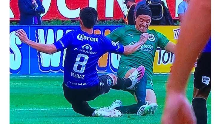 La dura entrada de Meraz a Rodríguez (@Sancadilla)