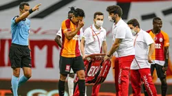 Radamel Falcao sale lesionado en el juego ante Gaziantep.
