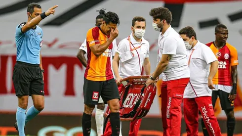 Radamel Falcao sale lesionado en el juego ante Gaziantep.