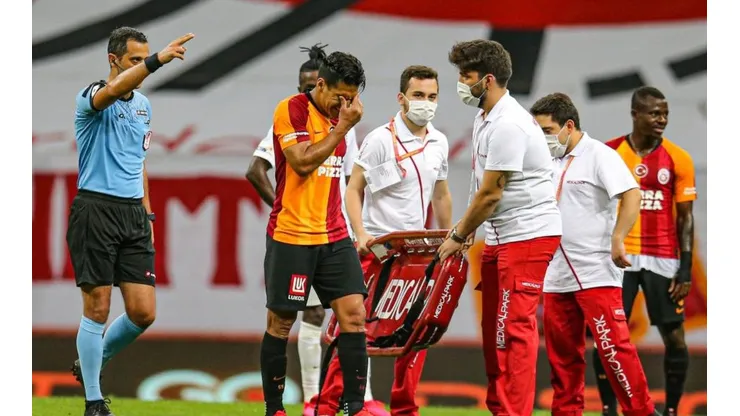 Radamel Falcao sale lesionado en el juego ante Gaziantep.