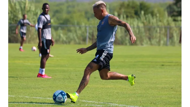 Eduardo Vargas entrenando (@TigresOficial)