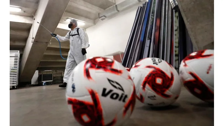 Sanitización al Estadio Akrón (Getty Images)