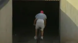 Video: Piqué llegó en bicicleta al Camp Nou antes de Barcelona-Espanyol