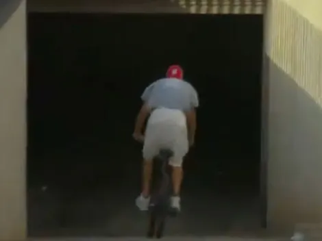 Video: Piqué llegó en bicicleta al Camp Nou antes de Barcelona-Espanyol