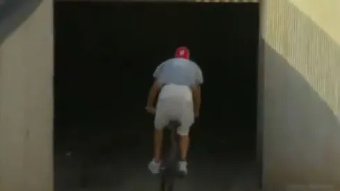 Video: Piqué llegó en bicicleta al Camp Nou antes de Barcelona-Espanyol