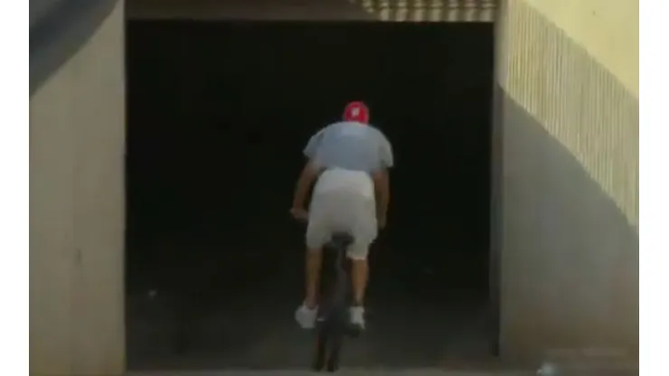Video: Piqué llegó en bicicleta al Camp Nou antes de Barcelona-Espanyol