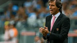 Guillermo Almada renovó con Santos.