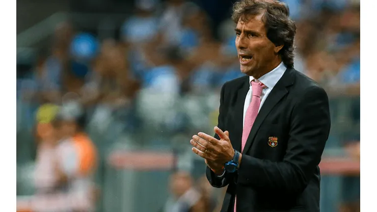 Guillermo Almada renovó con Santos.