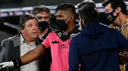 Miguel Herrera volvió a quitarse el cubrebocas durante el duelo ante Pumas. Foto: @FerCevallosF