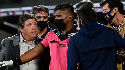 Miguel Herrera volvió a quitarse el cubrebocas durante el duelo ante Pumas. Foto: @FerCevallosF