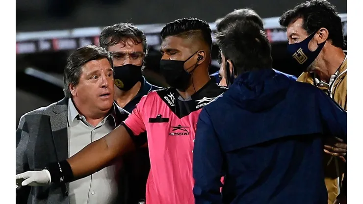 Miguel Herrera volvió a quitarse el cubrebocas durante el duelo ante Pumas. Foto: @FerCevallosF