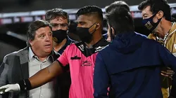 Miguel Herrera se enojó con el preparador físico de Pumas UNAM. (Twitter)