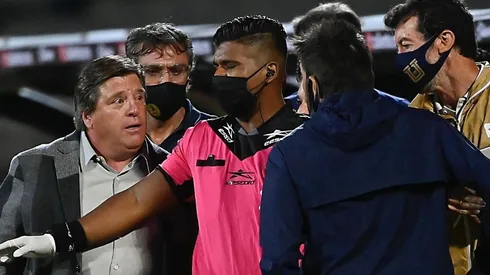Miguel Herrera se enojó con el preparador físico de Pumas UNAM. (Twitter)