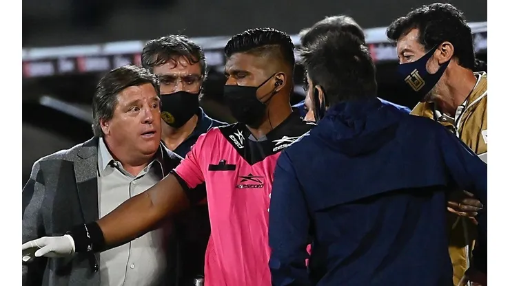 Miguel Herrera se enojó con el preparador físico de Pumas UNAM. (Twitter)