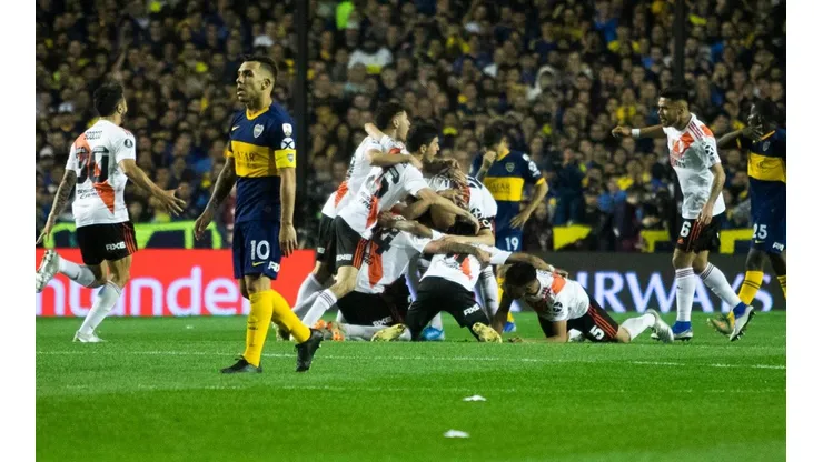 Foto de Carlos Tevez y los jugadores de River atrás.