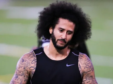 Colin Kaepernick firma contrato, pero fuera de los emparrillados