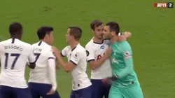 Fuerte cruce entre los jugadores de Tottenham.