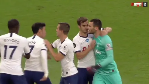 Fuerte cruce entre los jugadores de Tottenham.